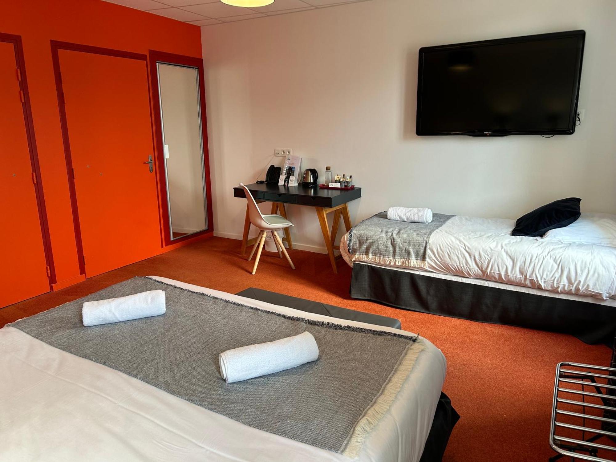 Logis Hotel De Paris Murol Exterior photo