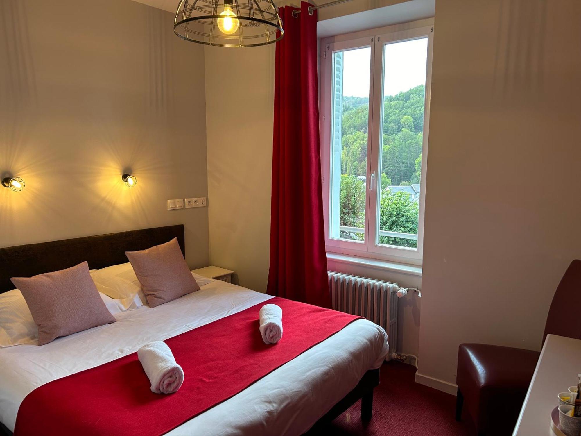 Logis Hotel De Paris Murol Exterior photo