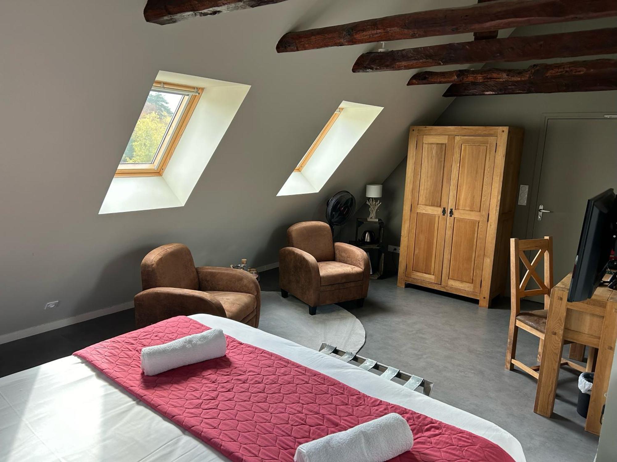 Logis Hotel De Paris Murol Exterior photo