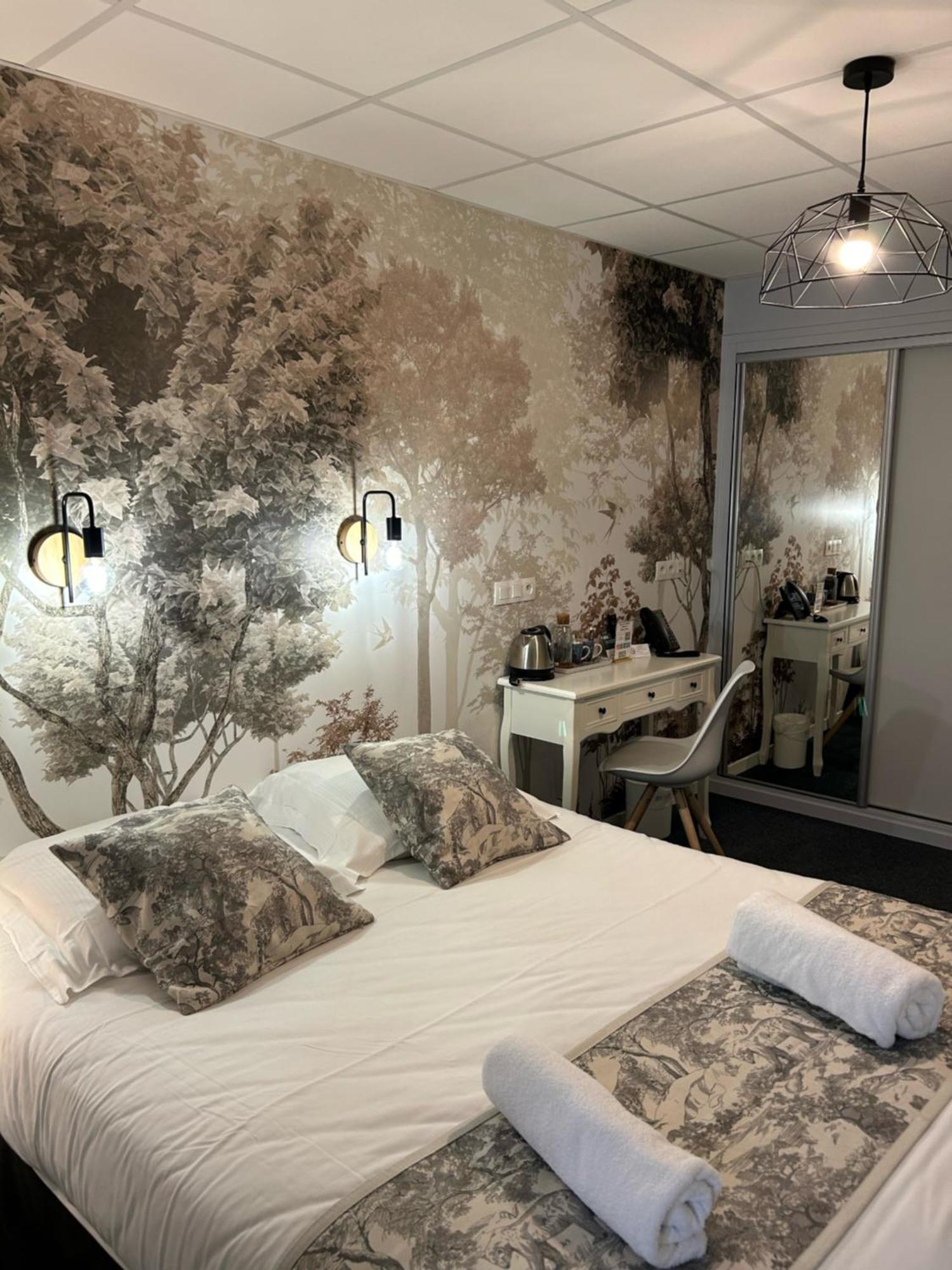 Logis Hotel De Paris Murol Exterior photo